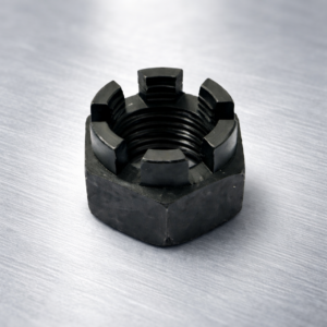 Qual o papel da porca castelo na segurança de montagens críticas?