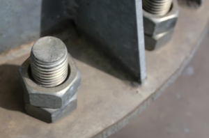 Quais critérios definem o uso do parafuso sextavado zincado em ambientes industriais agressivos?