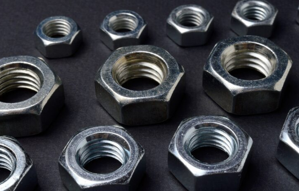 Como a porca sextavada zincada melhora a resistência à corrosão em montagens expostas?