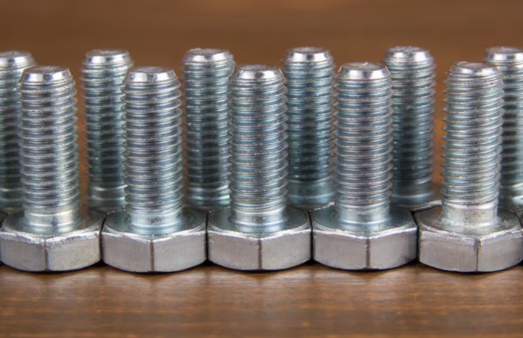 Por que o parafuso de cabeça quadrada é utilizado em montagens que demandam alto torque?