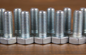 Por que o parafuso de cabeça quadrada é utilizado em montagens que demandam alto torque?
